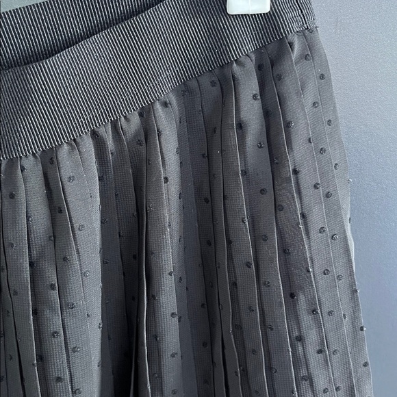 Joe Fresh Pleated Skirt – Size M in Black - Picture 2 of 4